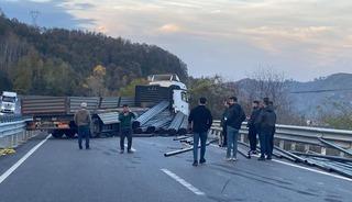 Demir yüklü tır bariyerlere çarptı, yol trafiğe kapandı