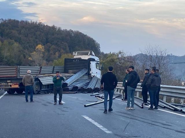Demir yüklü tır bariyerlere çarptı, yol trafiğe kapandı