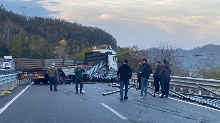 Demir y&uuml;kl&uuml; tır bariyerlere &ccedil;arptı, yol trafiğe kapandı
