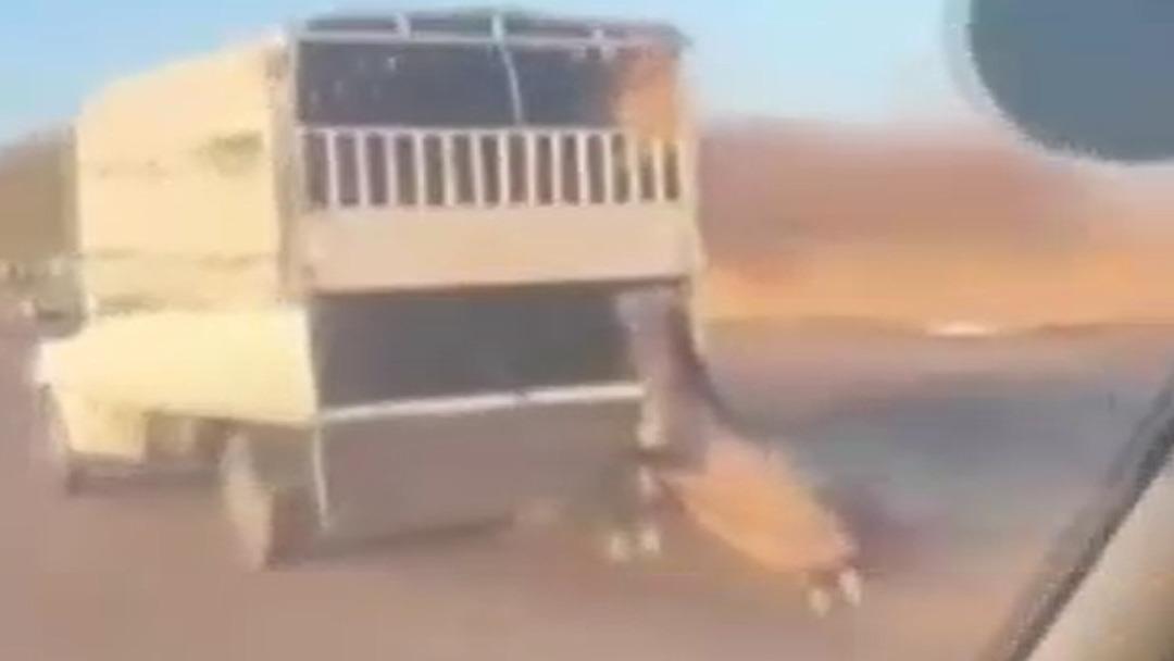 Kamyonetin arkasına bağladığı atı dakikalarca s&uuml;r&uuml;kledi; o anlar kamerada 1