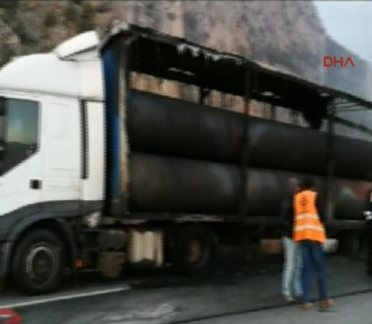 Çorum'da yolcu otobüsü TIR'a çarptı G3
