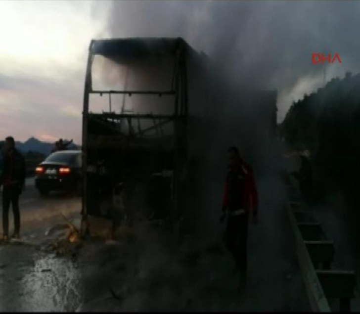 Çorum'da yolcu otobüsü TIR'a çarptı G4