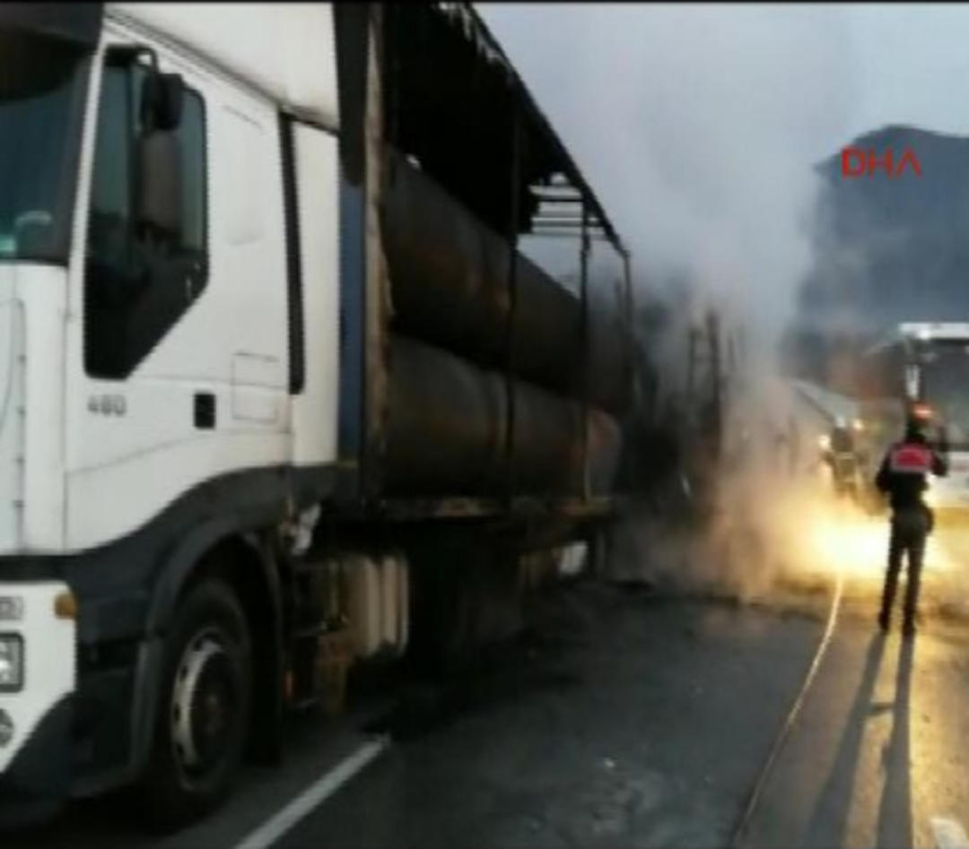 &Ccedil;orum'da yolcu otob&uuml;s&uuml; TIR'a &ccedil;arptı