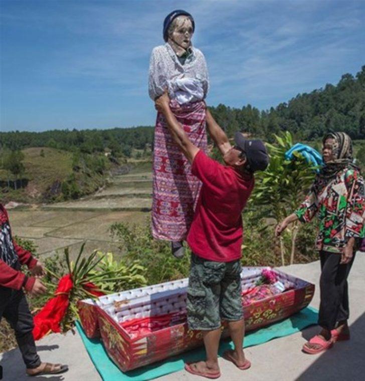 Ölen annesini her yıl mezardan çıkarıyor! G4