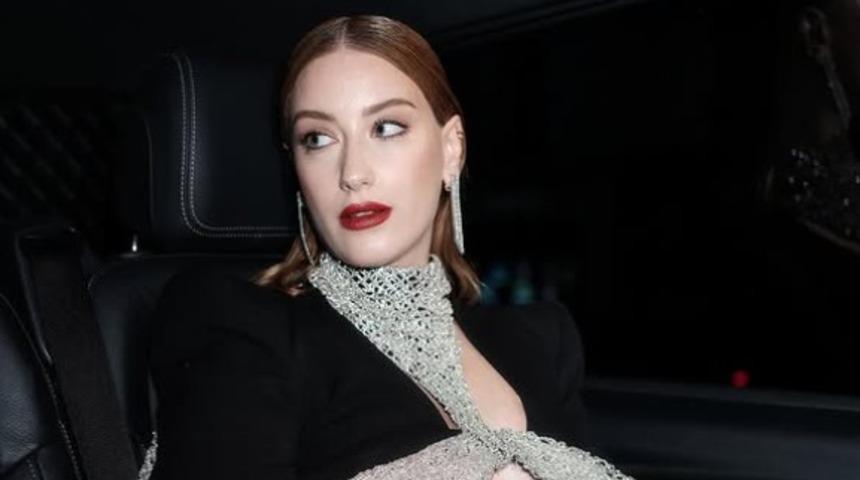 Hazal Kaya'nın y&uuml;z&uuml;ndeki değişimler dikkat &ccedil;ekti! Diş estetiği beğenilmedi! 'Eski hali daha iyiydi' 