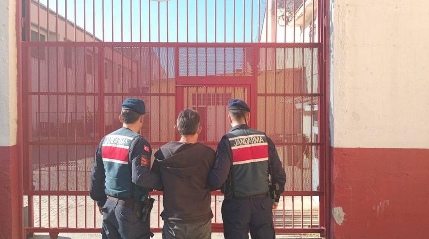 İki ayrı su&ccedil;tan aranan, şahıs Germencik&rsquo;te yakalandı