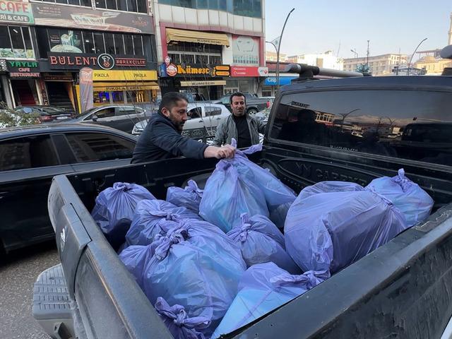 Esnaf dükkanını devretti, elinde kalanları bağışladı