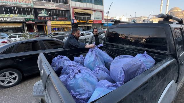 Esnaf dükkanını devretti, elinde kalanları bağışladı