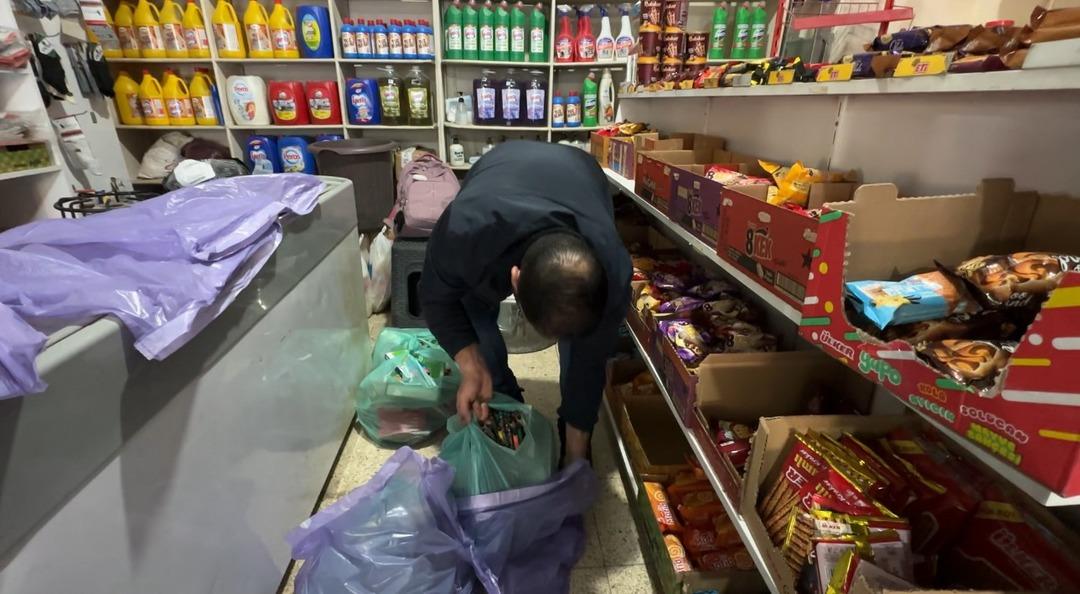 Esnaf dükkanını devretti! Elinde kalan tüm ürünleri hediye etti 3