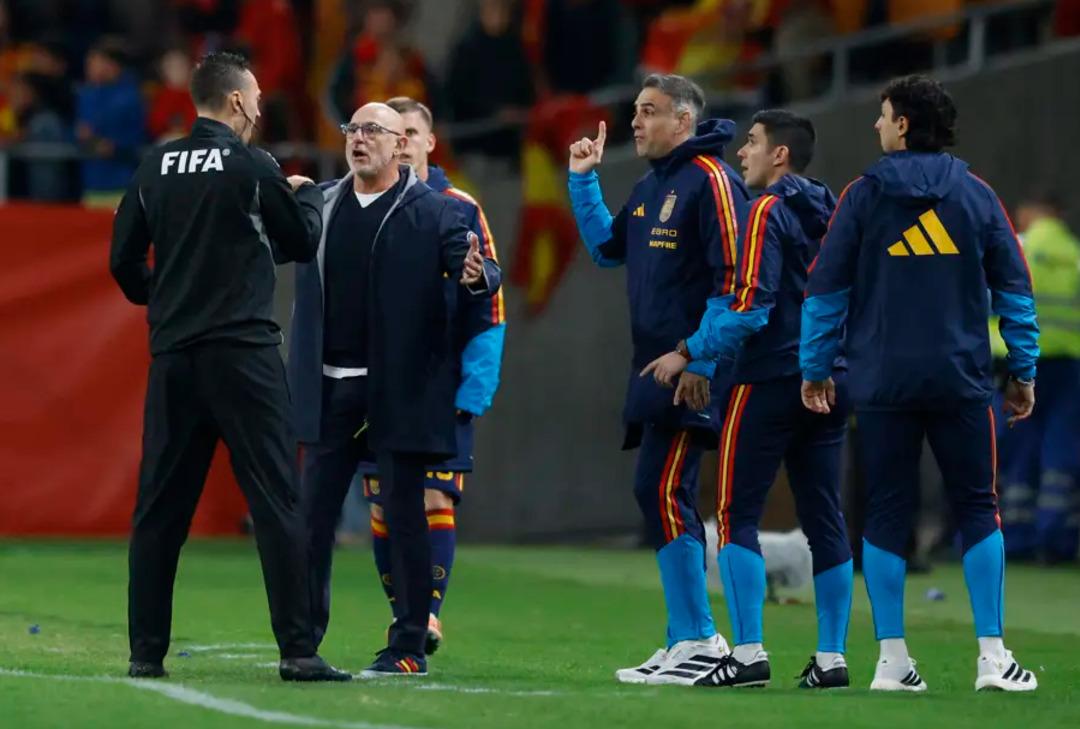 İspanya nın hocası beraberliği sindiremedi! Ma&ccedil; sonunda hakeme k&uuml;stah hareket 1