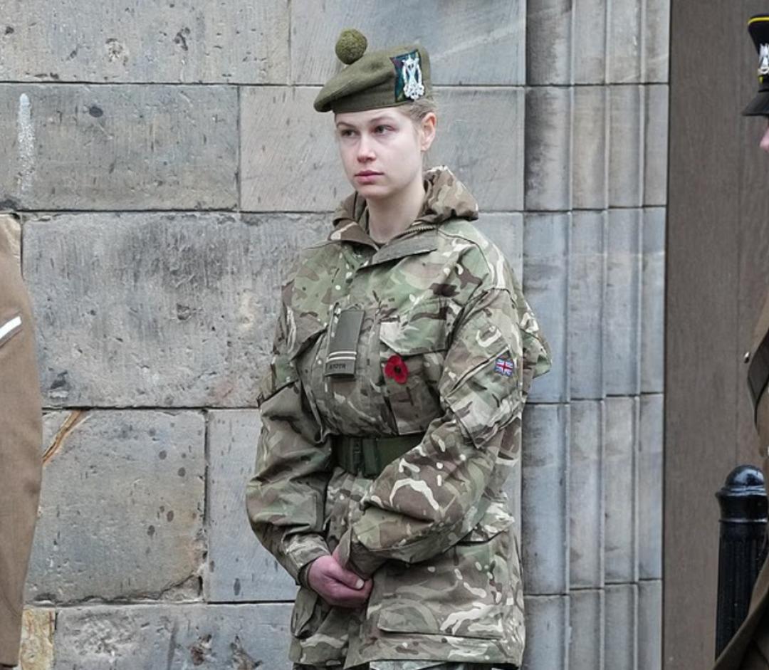 İkilinin aşkı akıllara William ve Kate&rsquo;i getirdi! Kraliyet ailesinden: Asker &uuml;niformasıyla fotoğrafları dikkat &ccedil;ekti 1