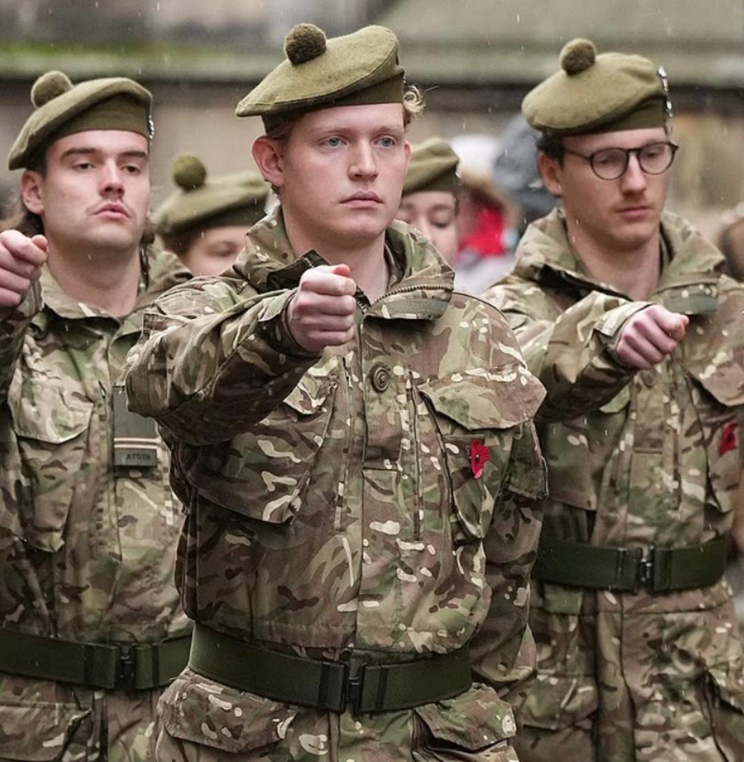 İkilinin aşkı akıllara William ve Kate&rsquo;i getirdi! Kraliyet ailesinden: Asker &uuml;niformasıyla fotoğrafları dikkat &ccedil;ekti 2