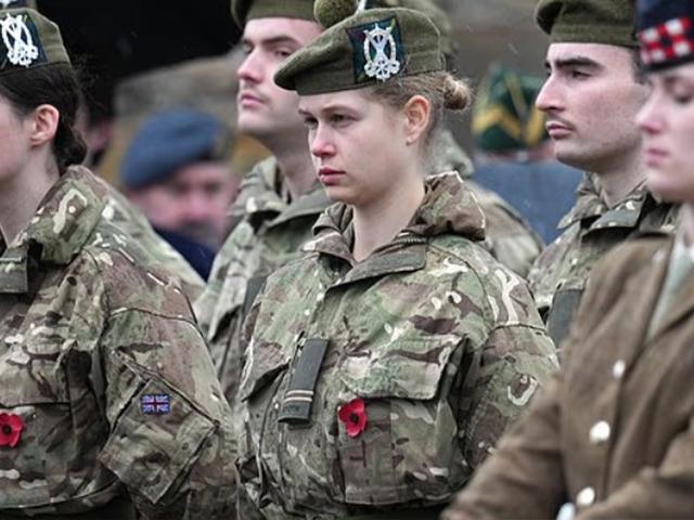 İkilinin aşkı akıllara William ve Kate’i getirdi! Kraliyet ailesinden: Asker üniformasıyla fotoğrafları dikkat çekti