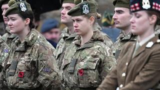 İkilinin aşkı akıllara William ve Kate’i getirdi! Kraliyet ailesinden: Asker üniformasıyla fotoğrafları dikkat çekti