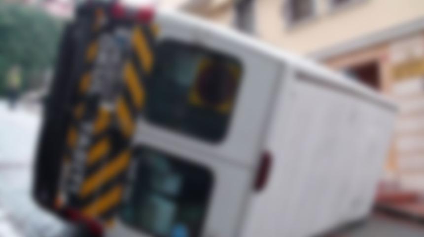 İki &ouml;ğrenci servisi &ccedil;arpıştı: yaralılar var!