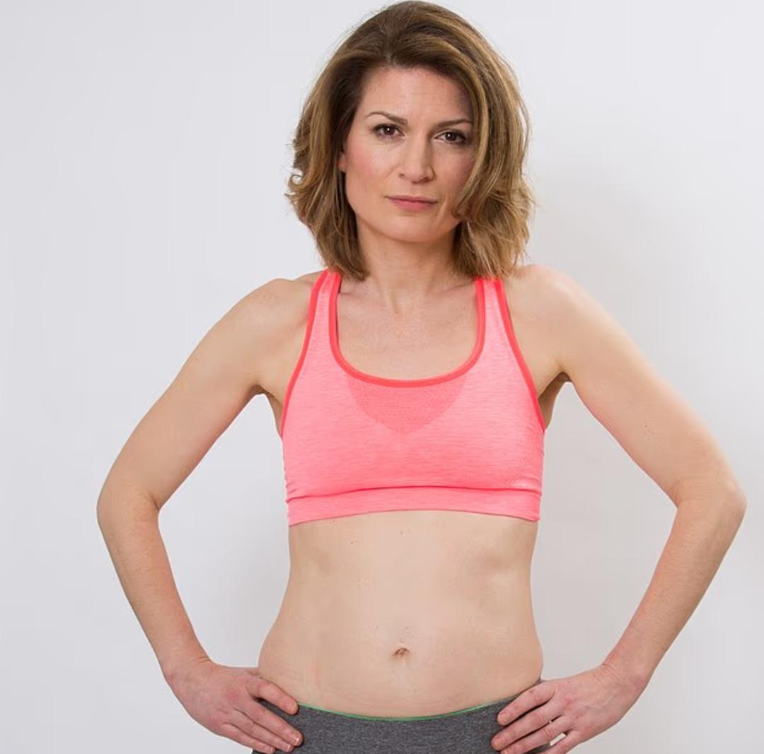 61 yaşında dip diri vücuduyla dikkat çekiyor! Her gün 10 dakikasını ayırıp muhteşem karın kaslarının sahibi oldu 3