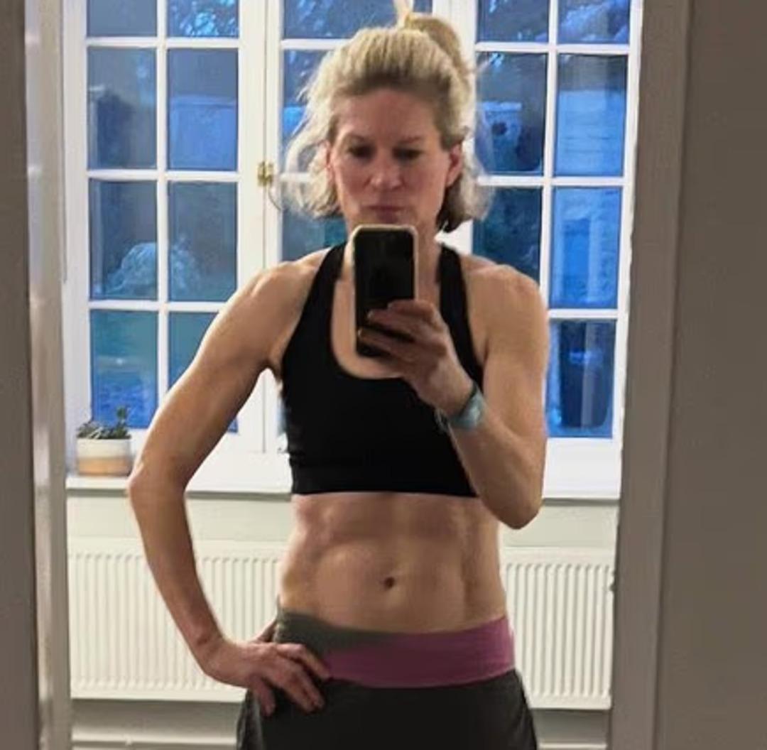 61 yaşında dip diri vücuduyla dikkat çekiyor! Her gün 10 dakikasını ayırıp muhteşem karın kaslarının sahibi oldu 1