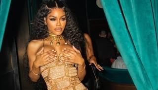 Yine çok cesur! Hem önünü hem arkasını açtı