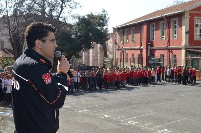 Öğretmen ve öğrencilere afet ve acil durum eğitimi