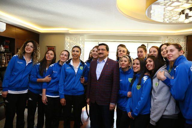 Voleybolculardan Başkan Ak’a ziyaret