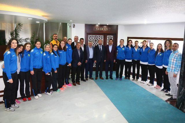 Voleybolculardan Başkan Ak’a ziyaret