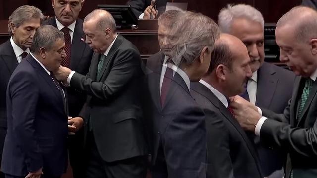 Aksu ve Sarayönü belediye başkanları AK Parti’ye katıldı! Rozetlerini Cumhurbaşkanı taktı