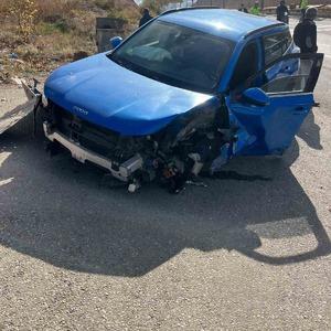 Sürücüsünün direksiyon hakimiyetini kaybettiği otomobil refüje çıktı