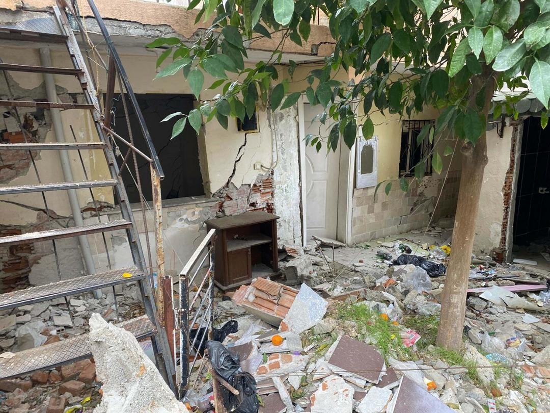 T&uuml;m mahalle deprem oluyor sanıp dışarı &ccedil;ıktı! Evlerde &ccedil;atlak oluştu, bantla kapadılar 2