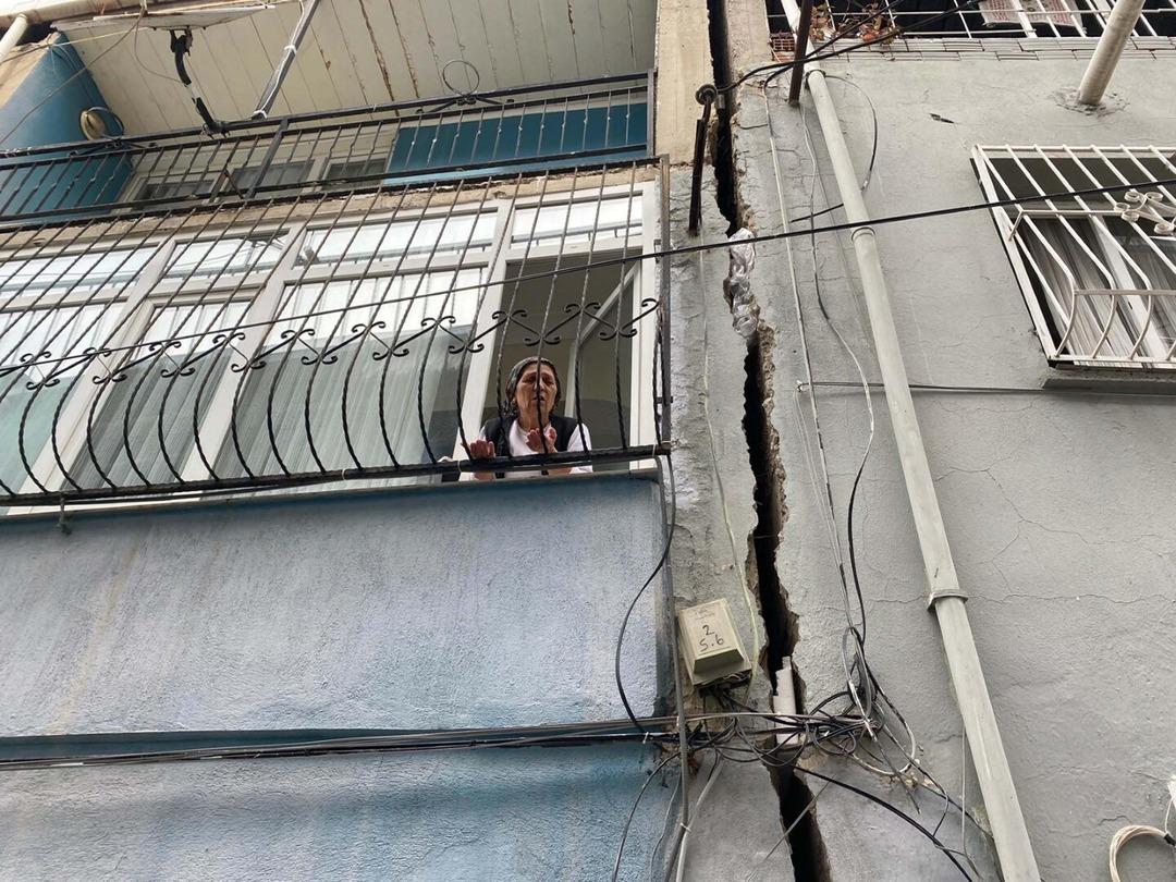 T&uuml;m mahalle deprem oluyor sanıp dışarı &ccedil;ıktı! Evlerde &ccedil;atlak oluştu, bantla kapadılar 1