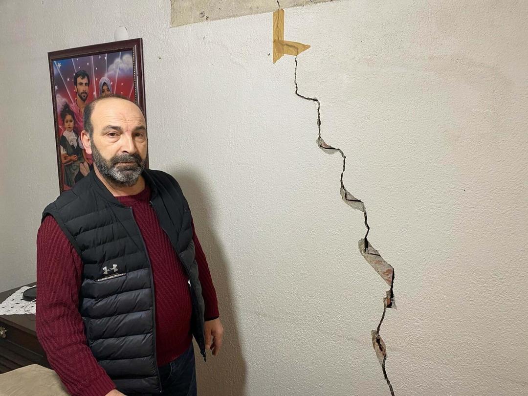 T&uuml;m mahalle deprem oluyor sanıp dışarı &ccedil;ıktı! Evlerde &ccedil;atlak oluştu, bantla kapadılar 3