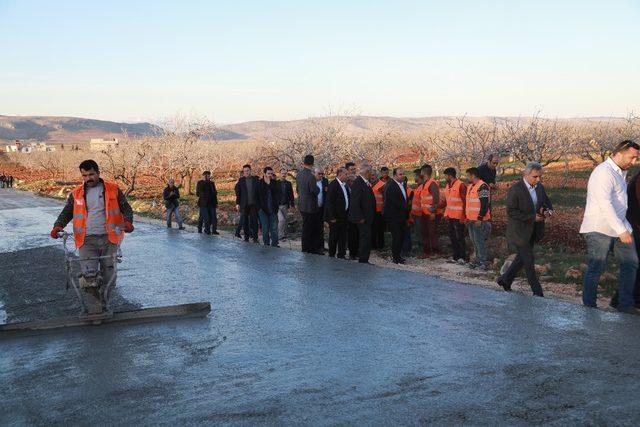 Beton yol uygulaması 13 ilçeye yayılıyor