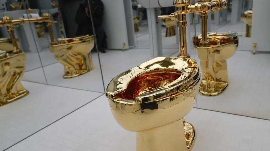 18 ayar altın tuvalet rekor fiyata satıldı! Alıcı gizli tutuldu