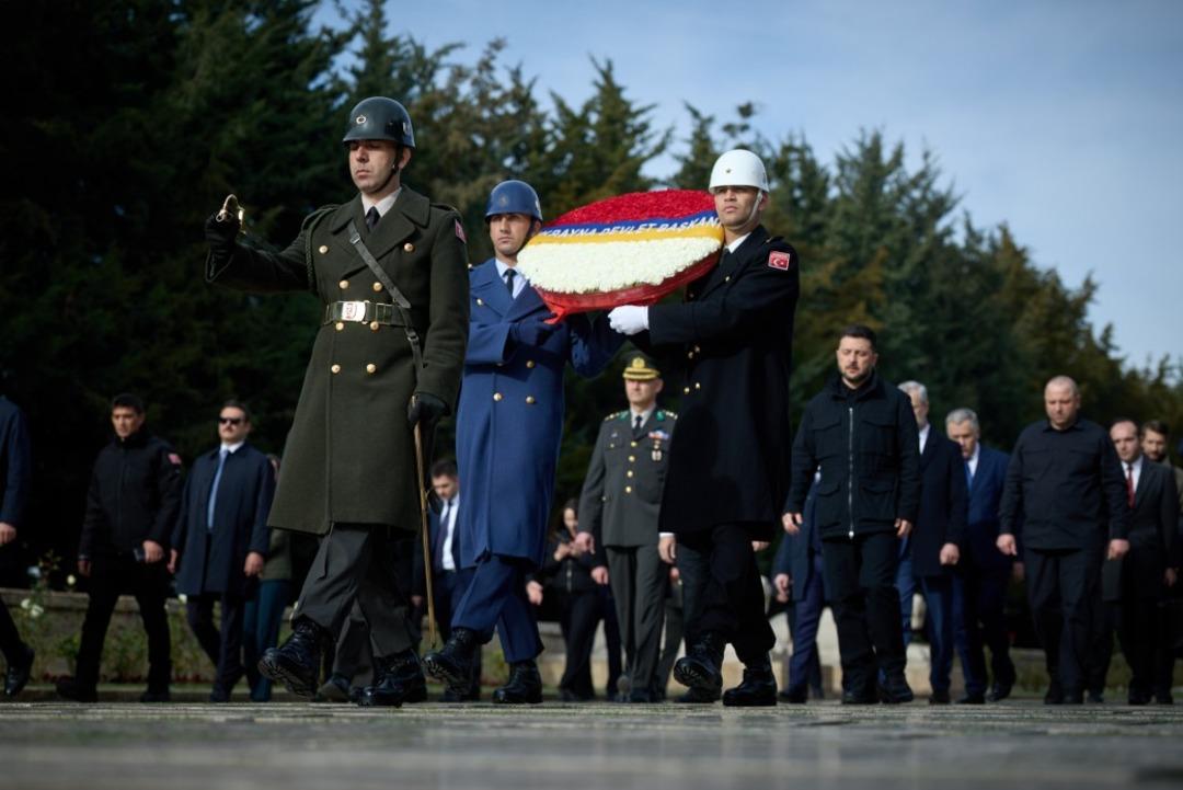 Ukrayna lideri Zelenskiy Ata nın huzurunda 1