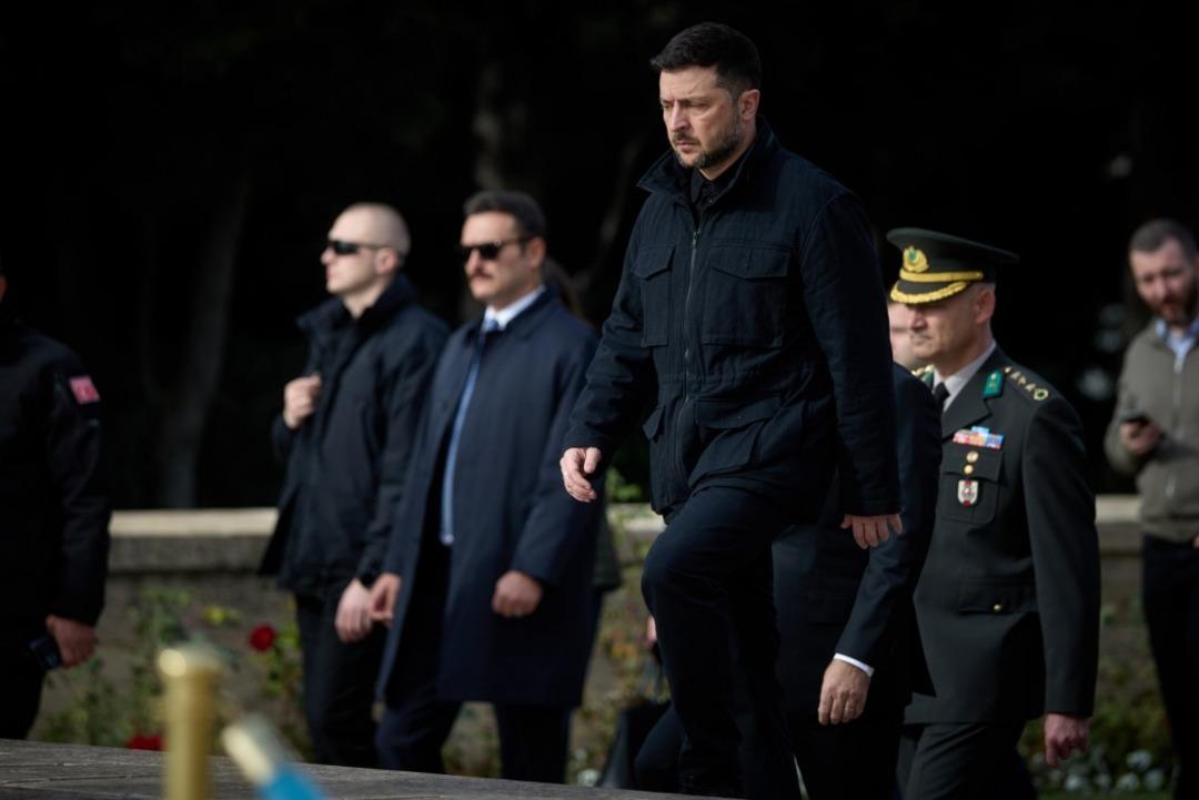 Ukrayna lideri Zelenskiy Ata nın huzurunda 3