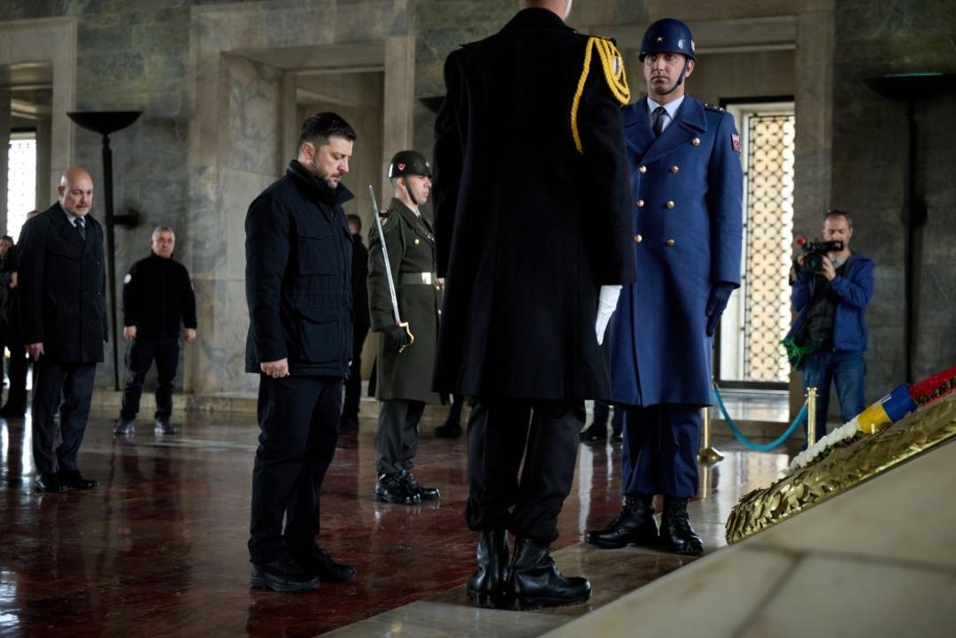 Ukrayna lideri Zelenskiy Ata nın huzurunda 5