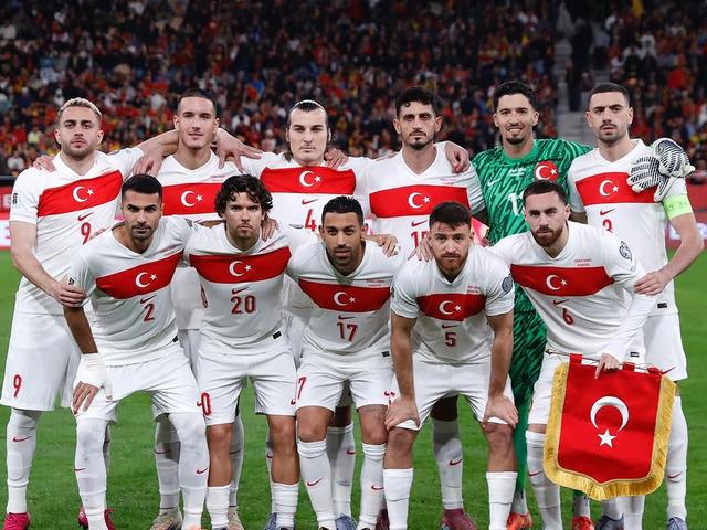 Milli Takımımızın savunma oyuncusu play-off turunca istedikleri takımı açıkladı! "Onların gelmesini bekliyoruz"