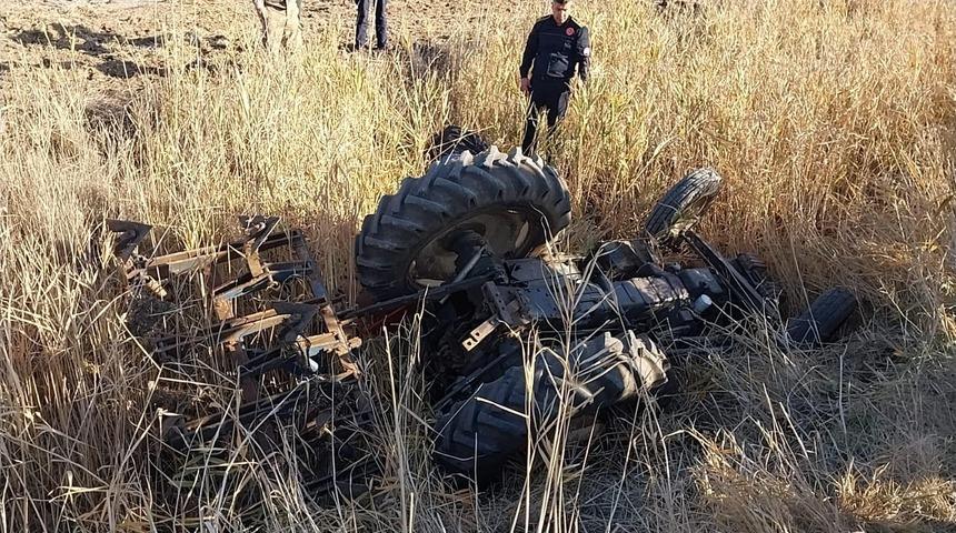 Gaziantep’te devrilen traktörün sürücüsü hayatını kaybetti