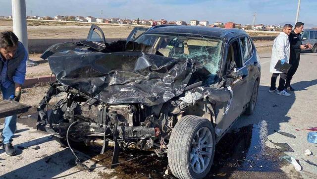 Aksaray&rsquo;da otomobiller kafa kafaya &ccedil;arpıştı: 2 ağır yaralı 3