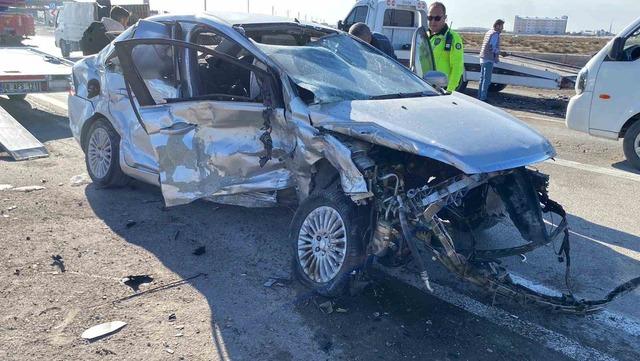 Aksaray’da otomobiller kafa kafaya çarpıştı: 2 ağır yaralı 2