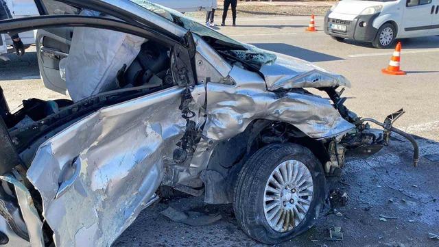 Aksaray’da otomobiller kafa kafaya çarpıştı: 2 ağır yaralı 1