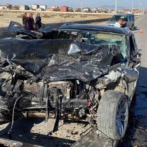 Aksaray’da otomobiller kafa kafaya çarpıştı: 2 ağır yaralı