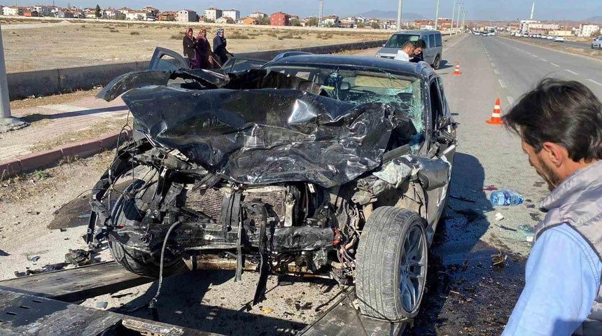 Aksaray&rsquo;da otomobiller kafa kafaya &ccedil;arpıştı: 2 ağır yaralı