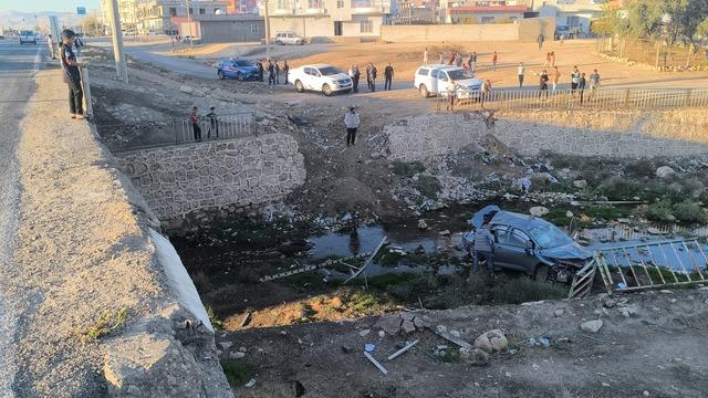 Otomobil, köprüden kanala düştü; 1 i ağır 3 yaralı 2