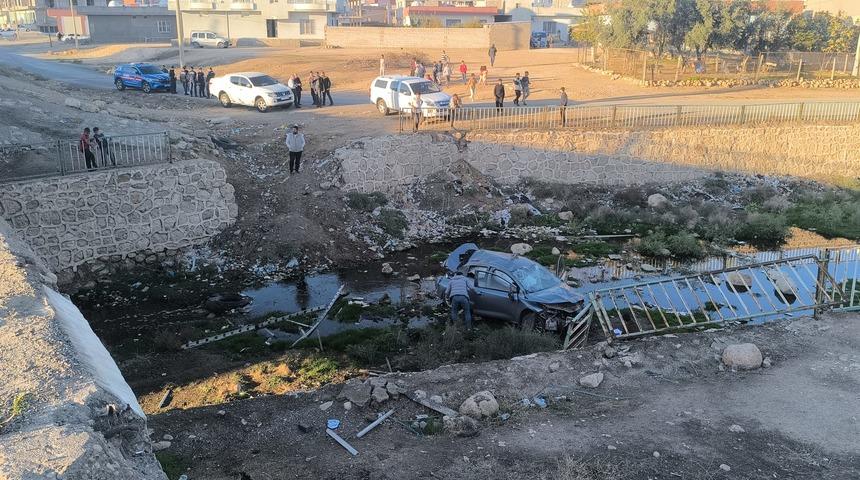 Otomobil, k&ouml;pr&uuml;den kanala d&uuml;şt&uuml;; 1'i ağır 3 yaralı