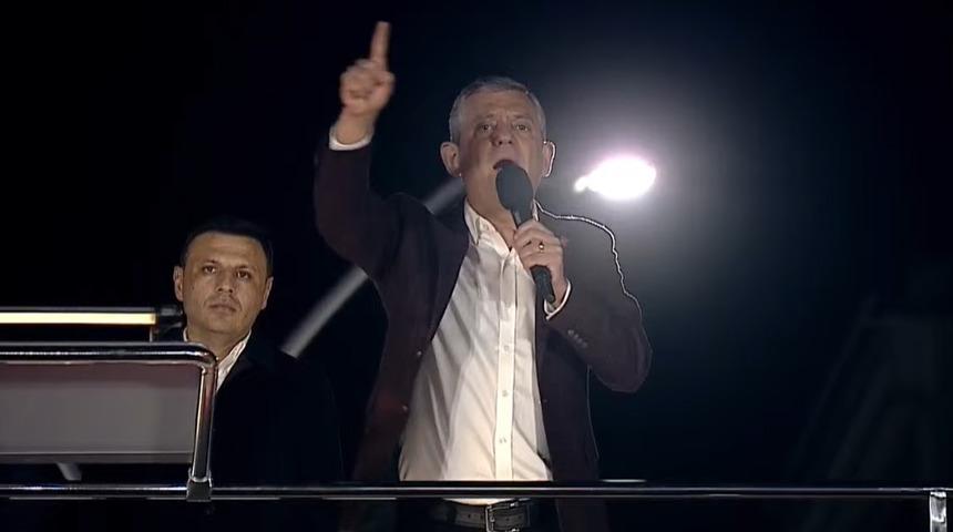 &Ouml;zel'den Erdoğan'a MHP eleştirisi: "Her şeyle sen &ouml;v&uuml;neceksin sıkışınca MHP'yi &ouml;ne s&uuml;receksin"