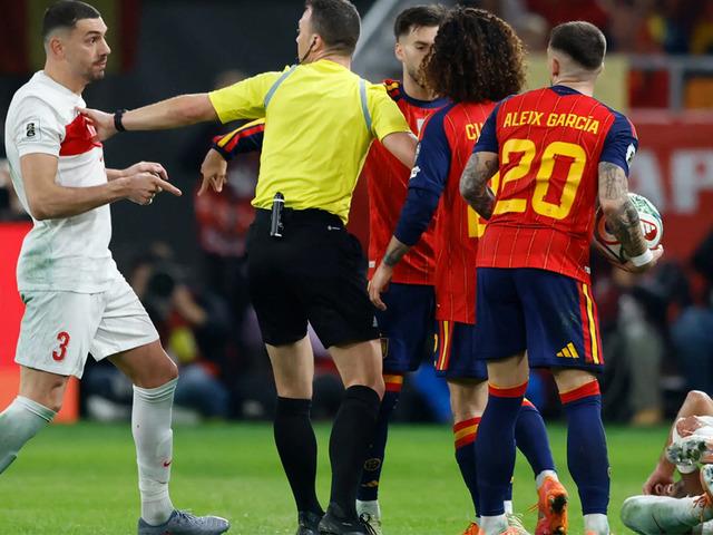 Dünya Kupası yolunda İspanya'ya konuk olan Türkiye'ye İspanya maçında hırsızlık iddiası! Soyunma odasından neler çaldılar neler...