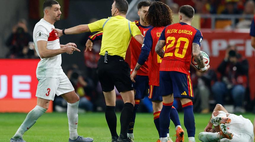 D&uuml;nya Kupası yolunda İspanya'ya konuk olan T&uuml;rkiye'ye İspanya ma&ccedil;ında hırsızlık iddiası! Soyunma odasından neler &ccedil;aldılar neler...