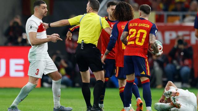 Dünya Kupası yolunda İspanya'ya konuk olan Türkiye'ye İspanya maçında hırsızlık iddiası! Soyunma odasından neler çaldılar neler...