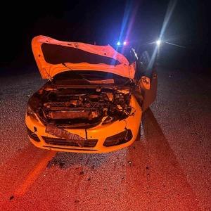 Çorum’da otomobil yola çıkan danaya çarptı: 2 yaralı