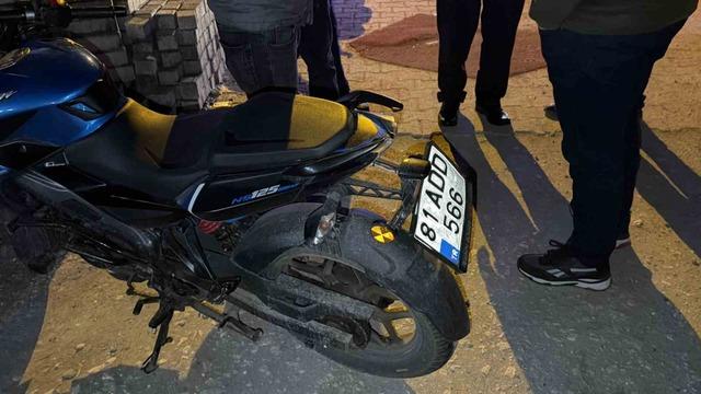 Motosiklet, yolun karşısına ge&ccedil;meye &ccedil;alışan adama &ccedil;arptı: 3 yaralı 3